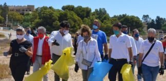 La Reina Doña Sofía participa en Alicante en una jornada de limpieza de playas