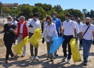 La Reina Doña Sofía participa en Alicante en una jornada de limpieza de playas