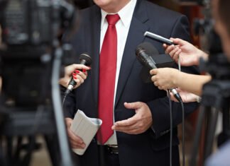 VOX denuncia a los medios de comunicación: «Los españoles, que pagan sus subvenciones, tienen derecho a saber la verdad»