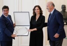 Díaz Ayuso recibe el galardón del V Torneo de Fútbol cadete Vicente del Bosque