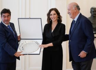 Díaz Ayuso recibe el galardón del V Torneo de Fútbol cadete Vicente del Bosque