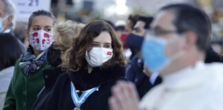 Díaz Ayuso pide a la Virgen de la Almudena por el pueblo de Madrid