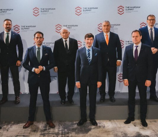 Orbán y Kaczynski aceptan la invitación de Abascal para celebrar la próxima cumbre de patriotas europeos en España