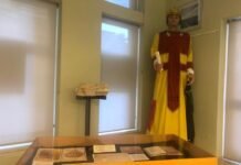 El archivo municipal de Alicante muestra en sus ventanales la huella del Rey Alfonso X El Sabio en la ciudad