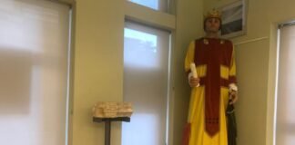 El archivo municipal de Alicante muestra en sus ventanales la huella del Rey Alfonso X El Sabio en la ciudad