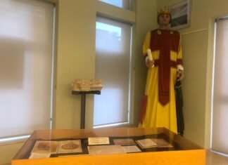 El archivo municipal de Alicante muestra en sus ventanales la huella del Rey Alfonso X El Sabio en la ciudad