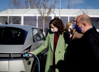 Díaz Ayuso inaugura en Pozuelo de Alarcón la mayor electrolinera de España con 46 puntos de recarga rápida y ultrarrápida