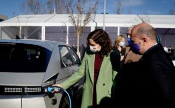 Díaz Ayuso inaugura en Pozuelo de Alarcón la mayor electrolinera de España con 46 puntos de recarga rápida y ultrarrápida
