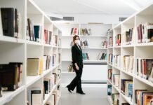 Díaz Ayuso ensalza el valor de las bibliotecas públicas: “Los libros son la mejor munición contra quienes faltan a la verdad y atacan a la democracia”