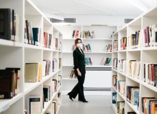 Díaz Ayuso ensalza el valor de las bibliotecas públicas: “Los libros son la mejor munición contra quienes faltan a la verdad y atacan a la democracia”