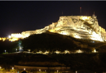 Alicante ilumina el Castillo de Santa Bárbara con los colores de la bandera de Ucrania como muestra de solidaridad