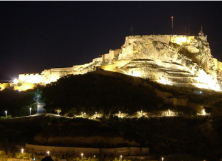 Alicante ilumina el Castillo de Santa Bárbara con los colores de la bandera de Ucrania como muestra de solidaridad