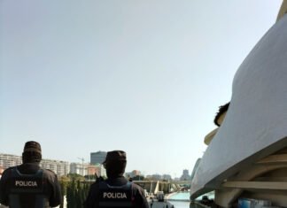 Dos agentes de la Policía de la Generalitat salvan la vida de una mujer en València