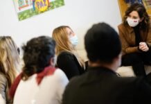 Díaz Ayuso visita un piso tutelado de la Comunidad de Madrid para madres reclusas y exreclusas