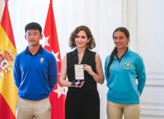 Díaz Ayuso recibe la Medalla de Oro al Mérito de la Federación de Golf de Madrid por su apoyo al deporte