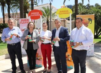 La Comunidad de Murcia cofinancia una campaña de promoción de la fruta de hueso regional entre los cruceristas llegados a Cartagena