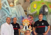 Los bomberos de Alicante supervisan la seguridad del monumento oficial de las Hogueras 2022