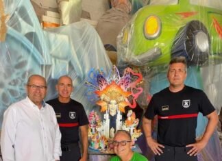 Los bomberos de Alicante supervisan la seguridad del monumento oficial de las Hogueras 2022