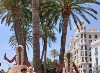Alicante rinde homenaje a sus mujeres Belleas con esculturas florales en la Plaza del Mar de la ciudad en el arranque de las Hogueras 2022