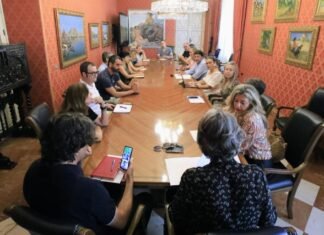 El alcalde de Alicante se reúne con el sector turístico para organizar las Hogueras 2023