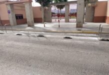 El ayuntamiento de Aspe ignora las denuncias de los vecinos ante el grave deterioro de sus pasos de peatones.