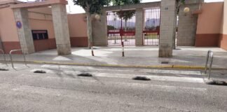 El ayuntamiento de Aspe ignora las denuncias de los vecinos ante el grave deterioro de sus pasos de peatones.