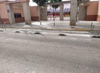 El ayuntamiento de Aspe ignora las denuncias de los vecinos ante el grave deterioro de sus pasos de peatones.