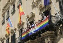 Alicante inicia la semana del Orgullo con el acto protocolario de despliegue de bandera en su Ayuntamiento
