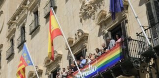 Alicante inicia la semana del Orgullo con el acto protocolario de despliegue de bandera en su Ayuntamiento