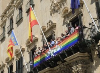 Alicante inicia la semana del Orgullo con el acto protocolario de despliegue de bandera en su Ayuntamiento