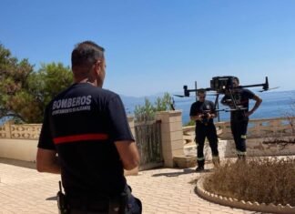 Los bomberos del SPEIS de Alicante prueban drones para salvar vidas en el mar