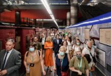 La Comunidad de Madrid celebra el Día de los Abuelos con visitas familiares a los trenes clásicos de la estación de Metro de Chamartín