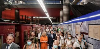 La Comunidad de Madrid celebra el Día de los Abuelos con visitas familiares a los trenes clásicos de la estación de Metro de Chamartín