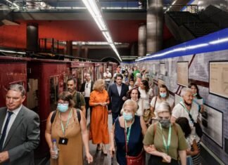 La Comunidad de Madrid celebra el Día de los Abuelos con visitas familiares a los trenes clásicos de la estación de Metro de Chamartín
