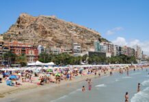 La policía local de Alicante salva la vida a un corredor por paro cardíaco en el Postiguet