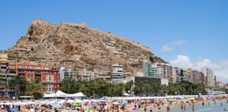 La policía local de Alicante salva la vida a un corredor por paro cardíaco en el Postiguet