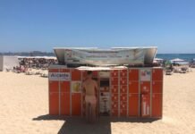 La Playa del Postiguet de Alicante recupera sus taquillas para los bañistas