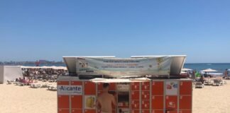 La Playa del Postiguet de Alicante recupera sus taquillas para los bañistas