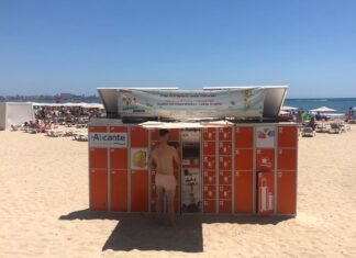La Playa del Postiguet de Alicante recupera sus taquillas para los bañistas