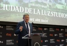 Ximo Puig ofrece a la industria audiovisual los estudios de Ciudad de la Luz de Alicante como las instalaciones más modernas de Europa
