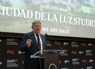 Ximo Puig ofrece a la industria audiovisual los estudios de Ciudad de la Luz de Alicante como las instalaciones más modernas de Europa