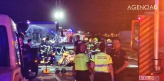 Aparatoso accidente frontal con un autobús de línea en la carretera N-332 entre Alicante y El Altet