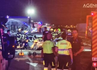 Aparatoso accidente frontal con un autobús de línea en la carretera N-332 entre Alicante y El Altet
