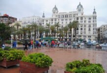 El Archivo Municipal de Alicante expone la historia centenaria de la Casa Carbonell ubicada en la Explanada de España
