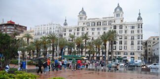 El Archivo Municipal de Alicante expone la historia centenaria de la Casa Carbonell ubicada en la Explanada de España