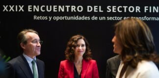 Díaz Ayuso defiende el sistema bancario español: “No podemos tolerar que se convierta en un saco de boxeo en el que descargar las frustraciones políticas”