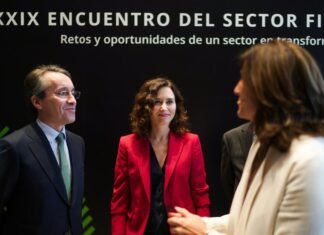 Díaz Ayuso defiende el sistema bancario español: “No podemos tolerar que se convierta en un saco de boxeo en el que descargar las frustraciones políticas”