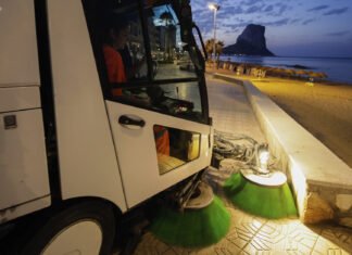 Los trabajadores de la limpieza de Calpe estudian acciones legales contra la contrata del ayuntamiento