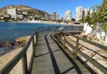 Las playas de la Albufereta y Almadraba de Alicante quedan unidas por una nueva pasarela