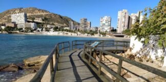 Las playas de la Albufereta y Almadraba de Alicante quedan unidas por una nueva pasarela